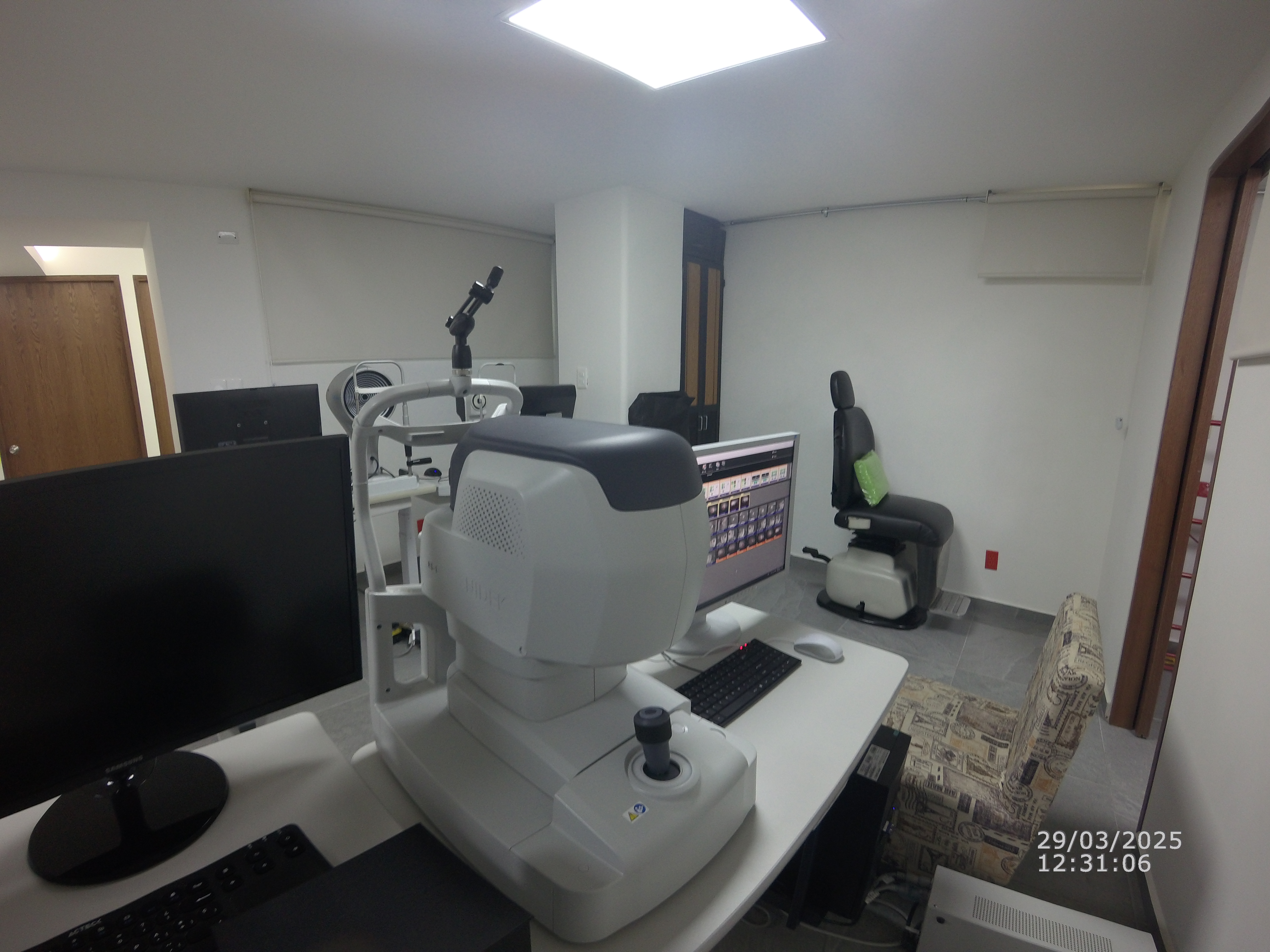 Equipo especializado en gabinete oftalmológico